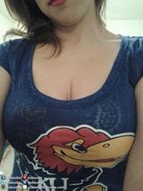 组图：美大学生晒乳沟鼓励球队创佳绩成流行