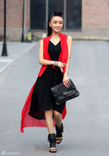 组图：郑亦桐街拍黑裙搭配红纱