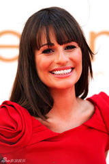 组图：63届艾美奖红毯 丽娅-米雪儿长裙明艳如火