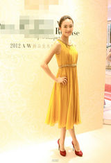 组图：童瑶活动森女气质 黄裙红鞋时尚魅力