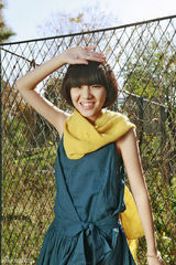 组图：周子琰《立秋》写真 黄叶温暖文艺十足