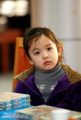 组图：张国立牛莉南京福利院做公益