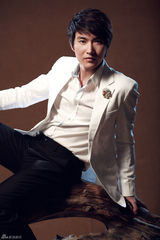 组图：陆昱霖写真曝光 气质儒雅展熟男魅力