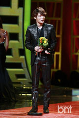 组图：金在中红毯脱衣吐舌逗粉丝 获奖感谢自己