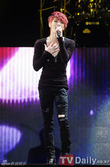 组图：JYJ金在中南京巡演拿玩具熊卖萌