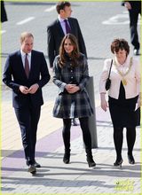 组图：威廉王子夫妇手势默契 凯特孕肚笑容灿烂