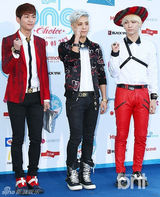 组图：神话李孝利等亮相20代选择颁奖礼蓝地毯