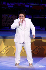 幻灯图：许志安同韩红红馆献唱 强调两人是兄妹