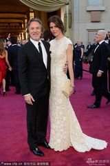 组图：奥斯卡红毯-影星唐-强生携妻子亮相