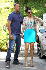 组图：凡妮莎-哈金斯吊带蓝色连衣裙搭镂空罩衫