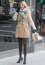 组图：弗莱利现身《绯闻女孩》片场煲电话粥