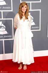 高清图：格莱美红毯艾莉森-克劳斯白色长裙纯真