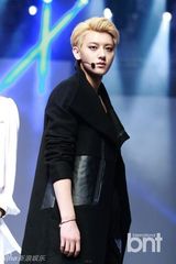 组图：EXO出席时装周开幕 携女模走秀帅气十足