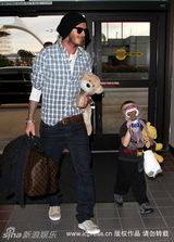 幻灯图集：贝克汉姆携三子回国度假 克鲁兹扮小猴