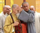 高清图：高昊牺牲形象演小和尚 尝试各种雷人造型