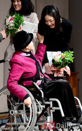 组图：韩星金高恩出席颁奖礼 前辈面前撒娇卖萌