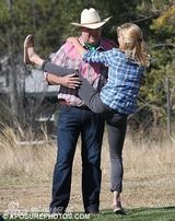 组图：《摩登家庭》片场 克莱尔抹泪被安慰