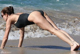 组图：44岁超模史蒂芬妮海滩练俯卧撑 双峰坚挺傲人