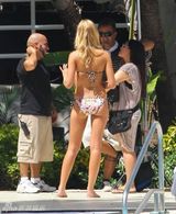 组图：莱奥纳多现任女友泳池边大秀比基尼