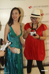 组图：干露露真空低胸装 携母亲任美胸大赛评委