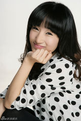 组图：李艳温婉写真展知性气质