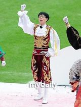 组图：刘在锡朴明秀等担任足球比赛啦啦队