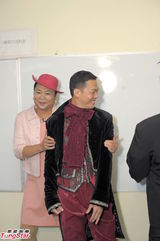 组图：谢天华化身欧洲王子搞笑亮相《福禄寿》