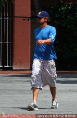 组图：莱昂纳多莱弗利逛街 蓝色情侣装甜蜜示人