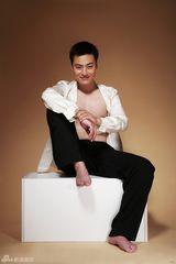 组图：张桐再登杂志 造型个性十足有点“萌”