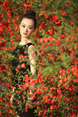 组图：战菁一最新夏日写真 人面桃花相映红