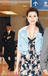 幻灯组图：“花花”大行其道 大S穿花裙青春无敌