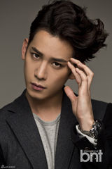 高清组图：韩星朴基雄拍写真 雕刻外貌精致帅气