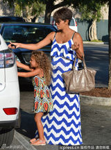 组图：47岁哈莉-贝瑞孕肚暴突 蓝白裙窈窕风情