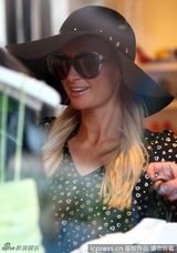 组图：帕里斯-希尔顿潮店扫货毫不惜金