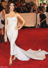 高清图：纽约大都会庆典 伊娃-朗格利亚秀刺绣礼服