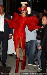 组图：Gaga《名利场》大片再蹬“恨天高”尴尬摔倒 
