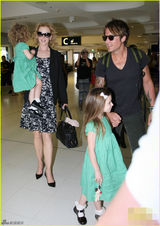 组图：妮可基德曼黑超遮面 穿印花裙带爱女度假