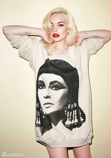 组图：林赛-罗韩性感杂志写真狂野不羁烟不离手