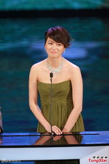 组图：梁咏琪刘伟强为陈静颁发最佳女配角奖