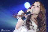 组图：张靓颖新加坡震撼开唱 潘辰美丽助阵