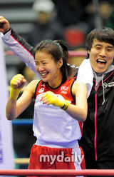 组图：韩国业余拳击大赛 美女影星李诗英夺冠