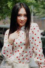 组图：张玉洁拍户外写真 清新浪漫享受自然美