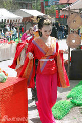 幻灯图：霍思燕《龙凤店》定妆 发饰拉扯头皮发麻