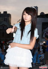 组图：许雅涵主持国庆档节目 大走西门町潮人风