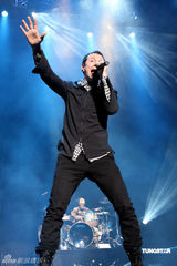 幻灯图：林肯公园主唱切斯特携新团台北激情开唱