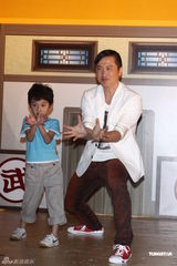 组图：庾澄庆为游戏代言 展示龟派气功化身赛亚人