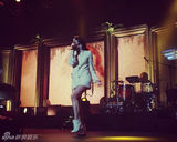 组图：打雷姐法国浪漫开唱 超短裙秀美腿疑走光