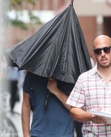 组图：莱昂纳多在片场不满被拍拿伞遮脸