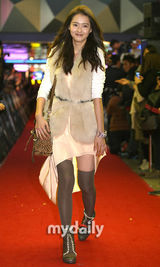 组图：张东健《武士》VIP首映 爱妻与众大腕助阵