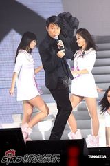 高清组图：黎明演唱会变换多套华服 乐基儿捧场观看